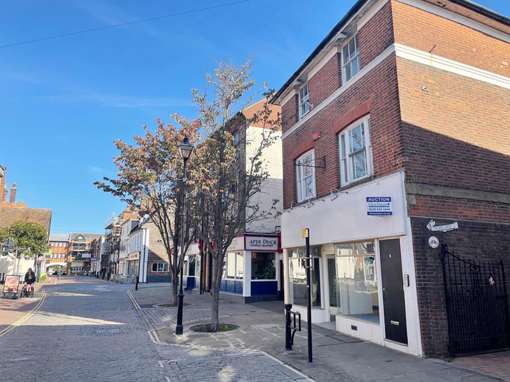 Lot: 101 - MIXED COMMERCIAL AND RESIDENTIAL PROPERTY IN TOWN CENTRE -